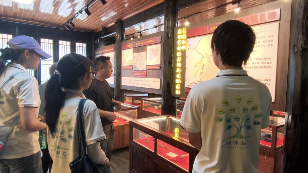 乡长带领参观