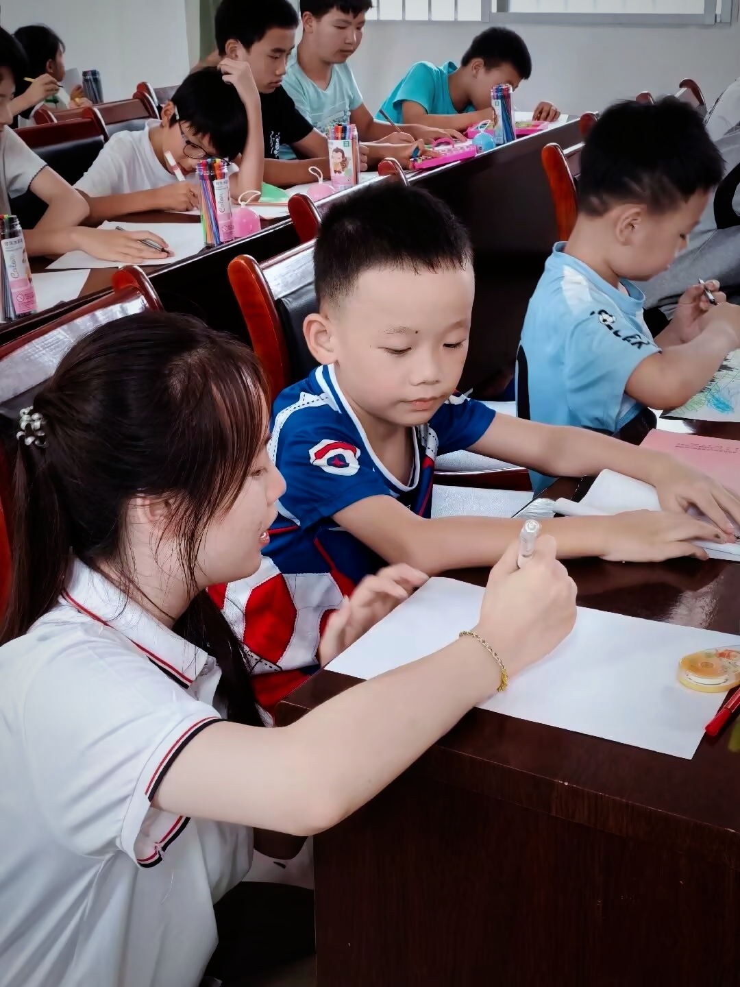 队员指导孩子画画