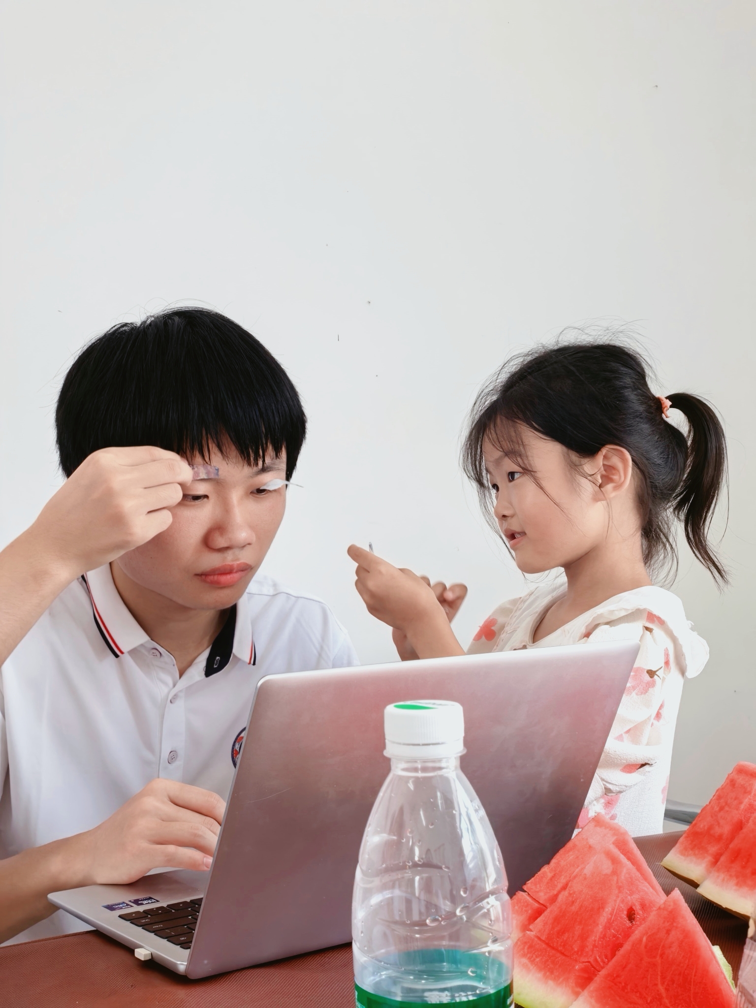 中午陪小朋友做游戏