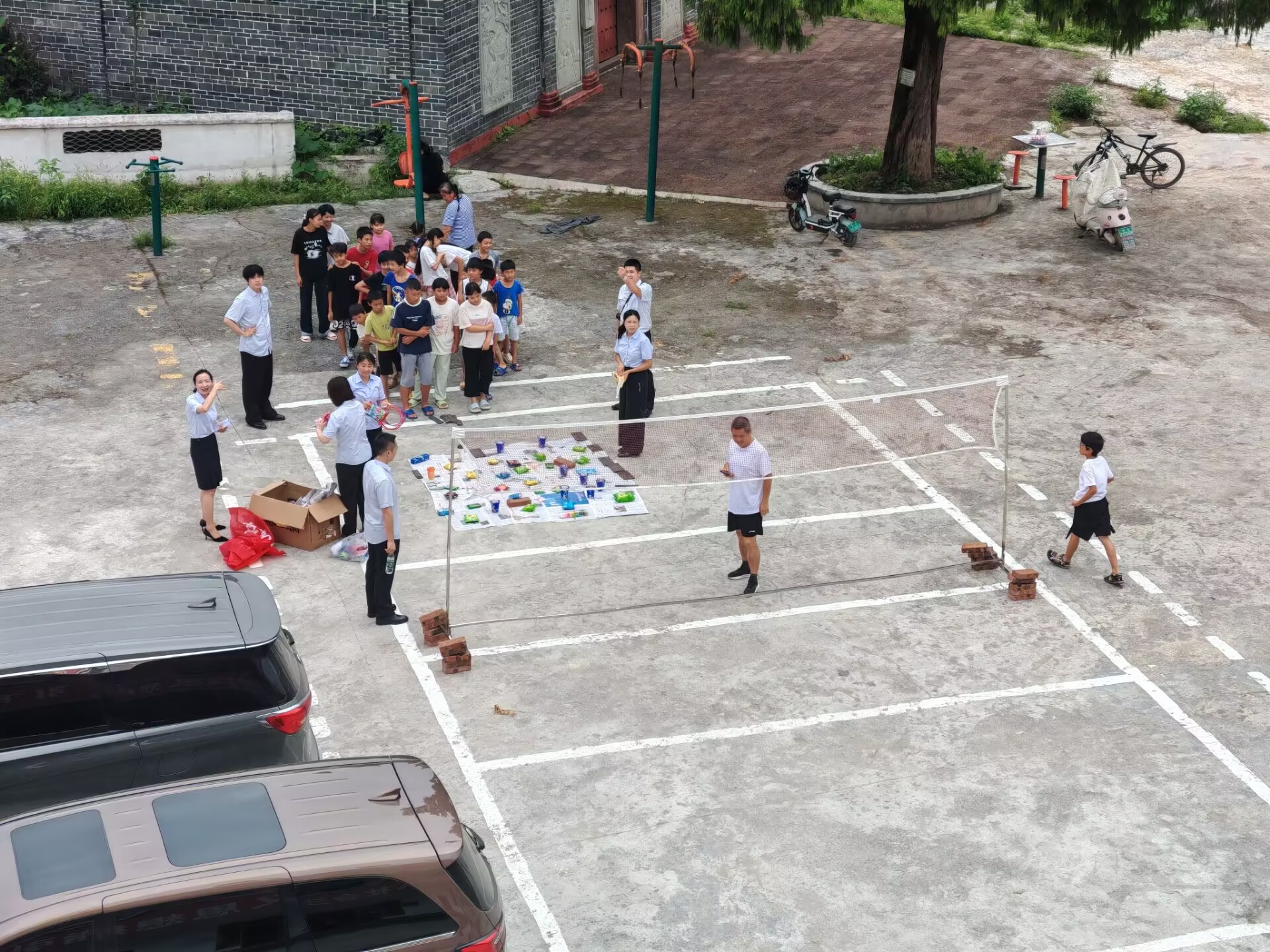 银行工作人员陪小朋友做游戏