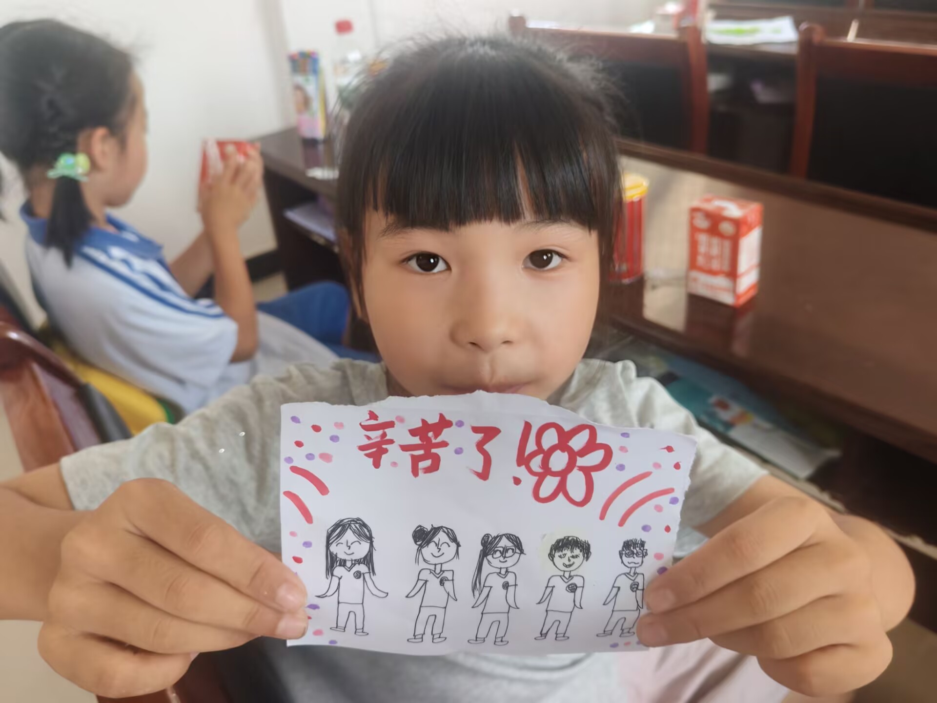 一位小朋友画了我们五位队员的画