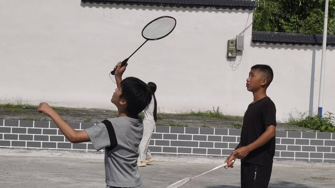 打羽毛球